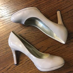 Bandolino | Beige Patent Heels